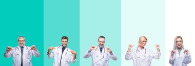 Doktor stetoskop yüzünde gülümseme ile kendinden emin görünüyorsun, kendini gururlu ve mutlu parmakları ile işaret renkli izole arka plan üzerinde giyen gurup kolaj.