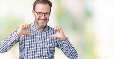 Yüzünde gülümseme ile kendinden emin görünüyorsun, kendini gururlu ve mutlu parmakları ile işaret izole arka plan üzerinde gözlük takan yakışıklı orta yaş zarif üst düzey iş adamı.