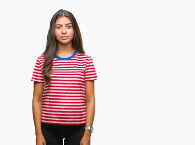 Genç güzel Arap kadın yüzünde ciddi bir ifade ile izole arka plan yüzünden. Basit ve doğal kameraya bakıyor.