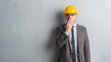 Sessizlik, gizli kavramı mimar kıyafeti ve el için hata, ifade korku, utanç ile şok ağzıyla helment kapak giyen genç Kızıl saçlı adam korkuttu