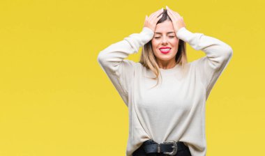 Genç güzel kadın rahat beyaz kazak çünkü umutsuz ve stresli baş ağrısı acı izole arka plan üzerinde ağrı ve migren. Ellerini kafasına.