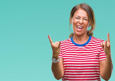 Orta yaş üst düzey İspanyol kadın deli ifade rock simge elle yapıyor ile bağırarak izole arka plan yüzünden. Müzik yıldızı. Ağır kavramı.