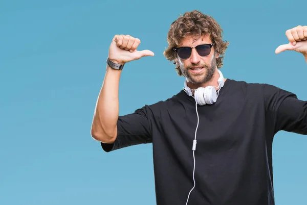 Bonito Homem Hispânico Ouvindo Música Usando Fones Ouvido Sobre Fundo — Fotografia de Stock