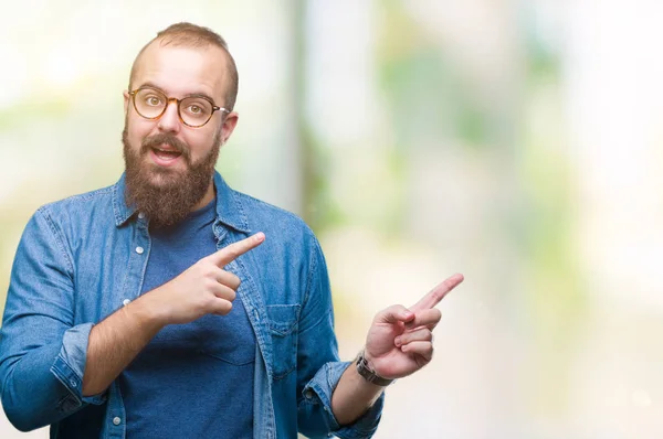 Jeune Homme Hipster Caucasien Portant Des Lunettes Sur Fond Isolé — Photo