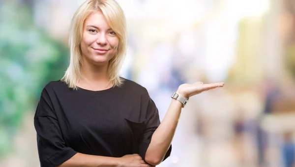 Jonge Mooie Blonde Vrouw Geïsoleerde Achtergrond Lacht Vrolijk Presenteren Wijzen — Stockfoto