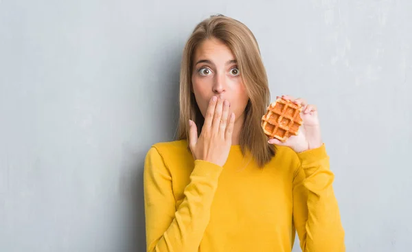 Beautiful Young Woman Grunge Grey Wall Eating Waffle Cover Mouth — Stock Photo, Image