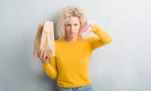 Jonge Blonde Vrouw Tijdens Grunge Grijze Achtergrond Bedrijf Lunch Papieren — Stockfoto