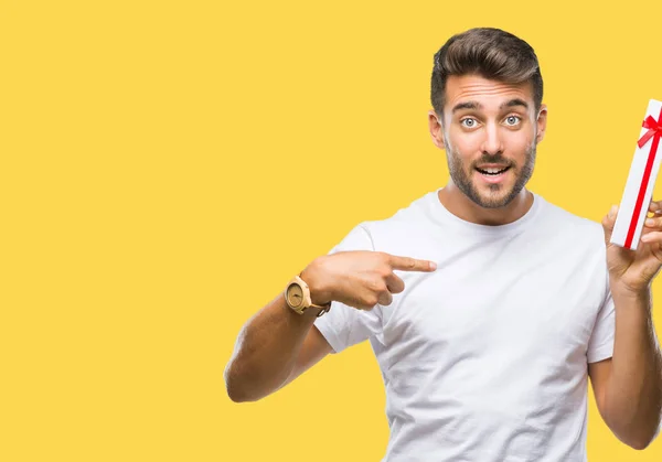 Joven Hombre Guapo Amor Dando Regalo San Valentín Sobre Fondo —  Fotos de Stock