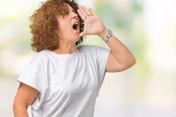 Schöne Seniorin Mittleren Alters Weißem Shirt Vor Isoliertem Hintergrund Schreiend — Stockfoto