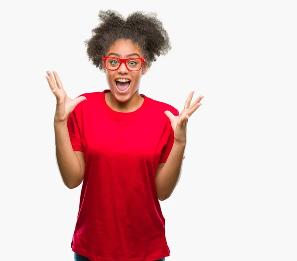 Jonge Afro Amerikaanse Vrouw Bril Geïsoleerd Achtergrond Vieren Gek Verbaasd — Stockfoto