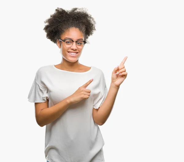 Jovem Afro Americana Vestindo Óculos Sobre Fundo Isolado Sorrindo Olhando — Fotografia de Stock