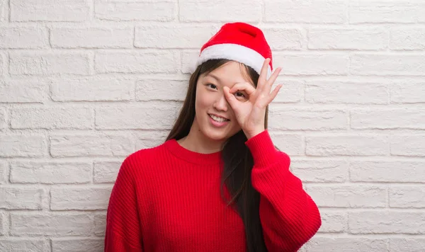 Jovem Chinês Mulher Vestindo Papai Noel Chapéu Com Feliz Rosto — Fotografia de Stock