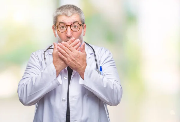 Hombre Guapo Médico Senior Sobre Fondo Aislado Impactó Cubriendo Boca — Foto de Stock