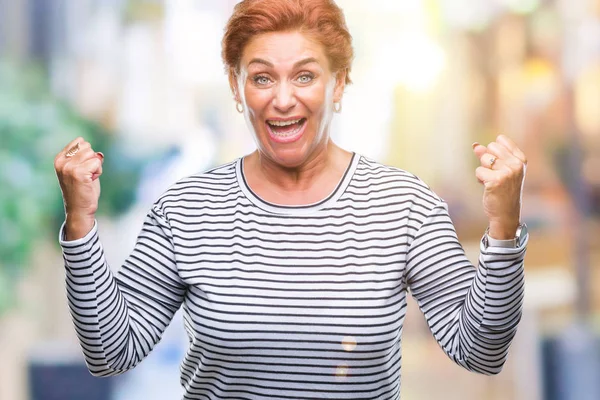 Atrractive Anziana Donna Rossa Caucasica Sfondo Isolato Che Celebra Sorpreso — Foto Stock