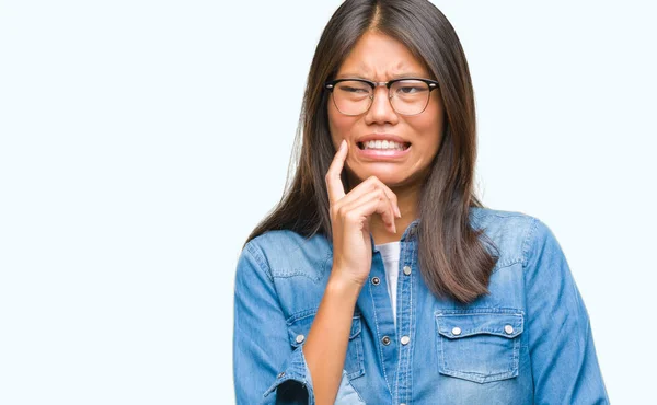 Młoda Kobieta Azjatyckich Okularach Białym Tle Patrząc Zestresowany Zdenerwowany Rąk — Zdjęcie stockowe