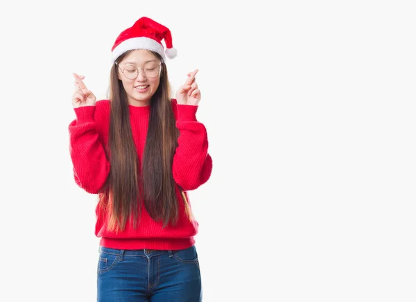 Giovane Donna Cinese Sfondo Isolato Indossa Cappello Natale Sorridente Incrociando — Foto Stock