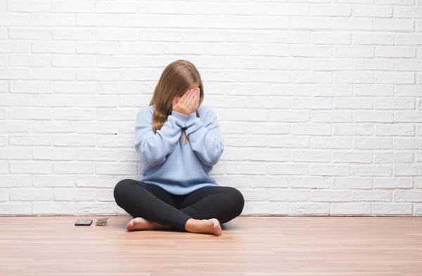 Junge Erwachsene Frau Die Herbst Mit Traurigem Gesichtsausdruck Und Weinenden — Stockfoto