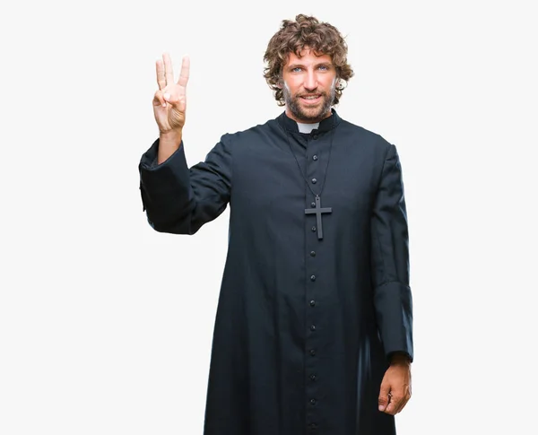 英俊的西班牙天主教牧师男子在孤立的背景显示和指向与手指三 而微笑着自信和快乐 — 图库照片