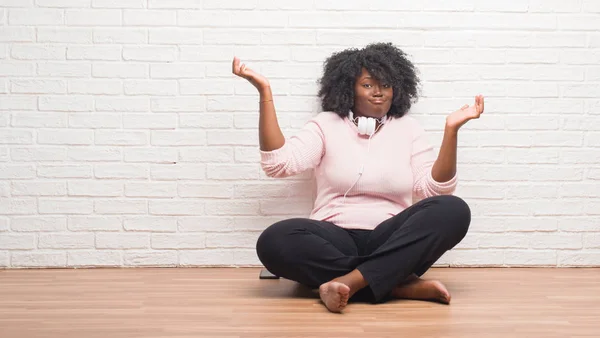 Mujer Afroamericana Joven Sentada Suelo Con Auriculares Sin Pistas Expresión — Foto de Stock