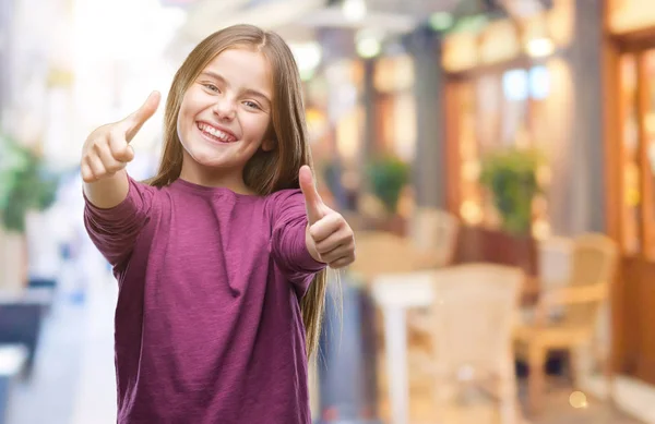 Giovane Bella Ragazza Sfondo Isolato Approvando Facendo Gesto Positivo Con — Foto Stock