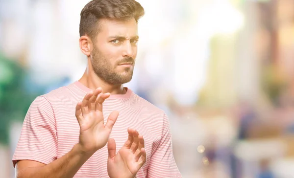 Joven Hombre Guapo Sobre Fondo Aislado Expresión Disgustada Disgustado Temeroso — Foto de Stock