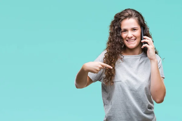 Mladá Bruneta Dívka Mluví Smartphone Izolované Pozadí Překvapením Tvář Ukazováčkem — Stock fotografie