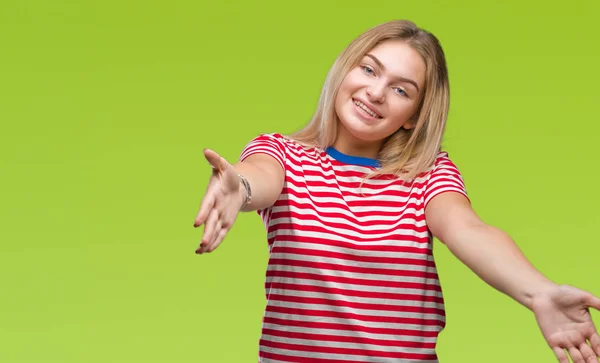 Mulher Caucasiana Jovem Sobre Fundo Isolado Olhando Para Câmera Sorrindo — Fotografia de Stock