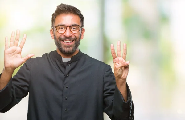 Hombre Sacerdote Católico Hispano Adulto Sobre Fondo Aislado Mostrando Señalando —  Fotos de Stock