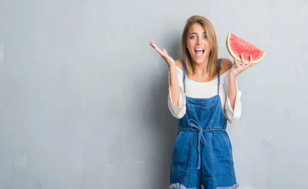 Hermosa Joven Sobre Pared Gris Grunge Comiendo Sandía Muy Feliz —  Fotos de Stock