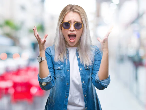 Giovane Donna Bionda Indossa Occhiali Sole Sfondo Isolato Celebrando Pazzo — Foto Stock