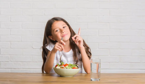 Joven Niño Hispano Sentado Mesa Comiendo Ensalada Saludable Sorprendido Con — Foto de Stock