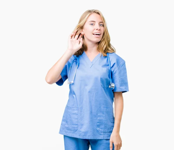 Piękny Młody Lekarz Kobieta Ubrana Uniform Medyczny Białym Tle Uśmiechający — Zdjęcie stockowe
