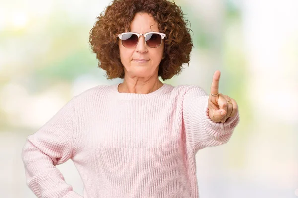Vackra Mellersta Ager Senior Kvinna Bär Rosa Tröja Och Solglasögon — Stockfoto