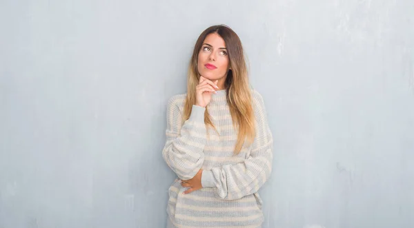 Giovane Donna Adulta Sul Muro Grigio Grunge Indossa Maglione Invernale — Foto Stock