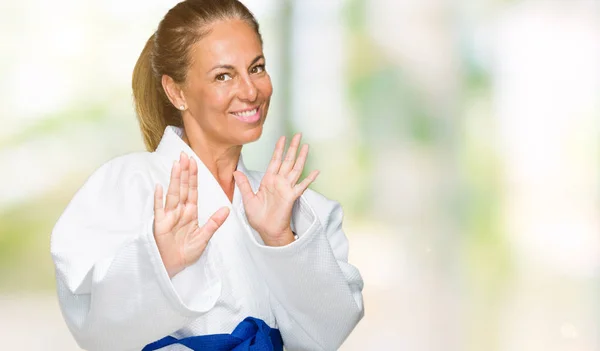 Mujer Adulta Mediana Edad Que Usa Uniforme Kimono Karate Sobre —  Fotos de Stock