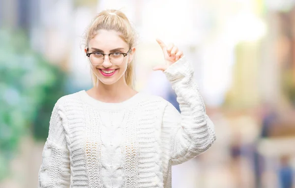 Νέοι Όμορφη Ξανθιά Γυναίκα Που Φοράει Γυαλιά Πάνω Από Απομονωμένες — Φωτογραφία Αρχείου
