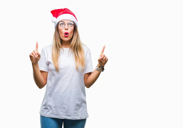 Jovem Mulher Bonita Vestindo Chapéu Natal Sobre Fundo Isolado Espantado — Fotografia de Stock