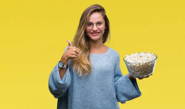 Jovem Bela Mulher Loira Comendo Pipoca Sobre Fundo Isolado Feliz — Fotografia de Stock