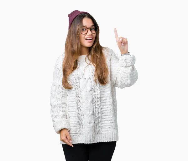 Giovane Bella Donna Hipster Bruna Indossa Occhiali Cappello Invernale Sfondo — Foto Stock