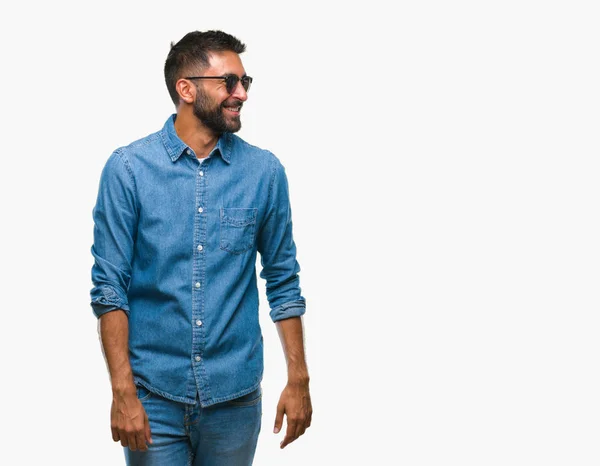 Hombre Hispano Adulto Con Gafas Sol Sobre Fondo Aislado Mirando — Foto de Stock