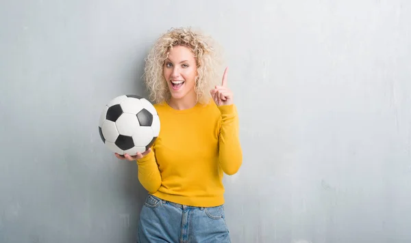 Jeune Femme Blonde Sur Fond Gris Grunge Tenant Ballon Football — Photo