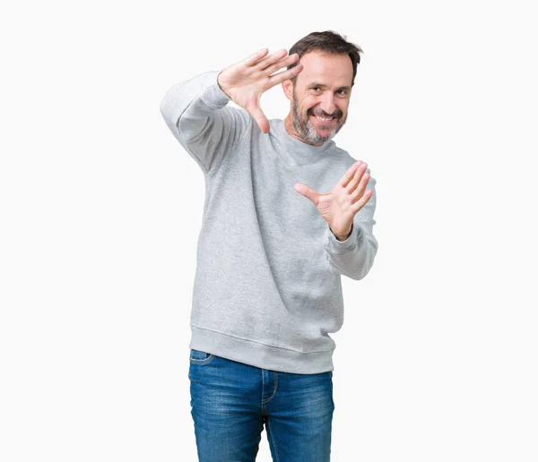 英俊的中年男子穿着运动衫在孤立的背景微笑做框架使用手手掌和手指 相机透视 — 图库照片