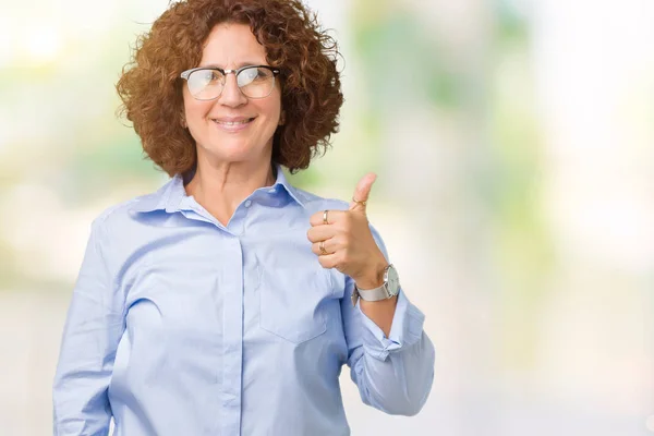 Piękny Środkowy Ager Senior Business Kobietę Okularach Białym Tle Robi — Zdjęcie stockowe