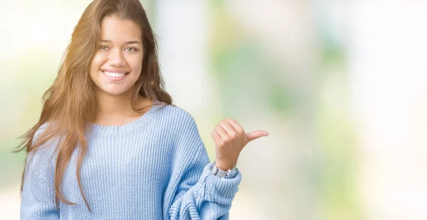 Jovem Bela Mulher Morena Vestindo Camisola Azul Inverno Sobre Fundo — Fotografia de Stock