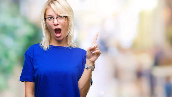 Giovane Bella Donna Bionda Che Indossa Occhiali Sfondo Isolato Puntando — Foto Stock