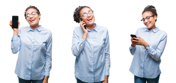美丽的非洲裔美国女商人拼贴使用智能手机在孤立的背景与幸福的脸站在和一个自信的微笑显示牙齿 — 图库照片