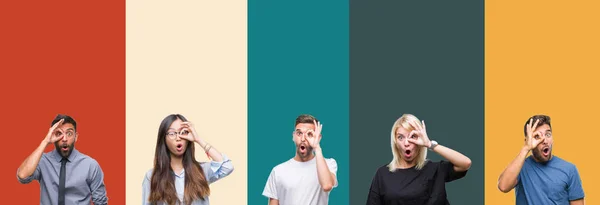 Collage Diverse Etnie Giovani Strisce Colorate Sfondo Isolato Facendo Gesto — Foto Stock