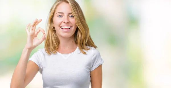 Mooie Jonge Vrouw Dragen Casual Wit Shirt Geïsoleerde Achtergrond Glimlachend — Stockfoto