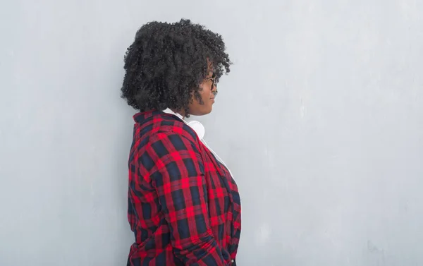 Jonge African American Vrouw Grijs Grunge Muur Dragen Van Hoofdtelefoons — Stockfoto