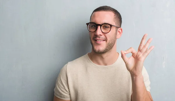 Young Caucasian Man Grey Grunge Wall Doing Sign Fingers Excellent — Stock Photo, Image
